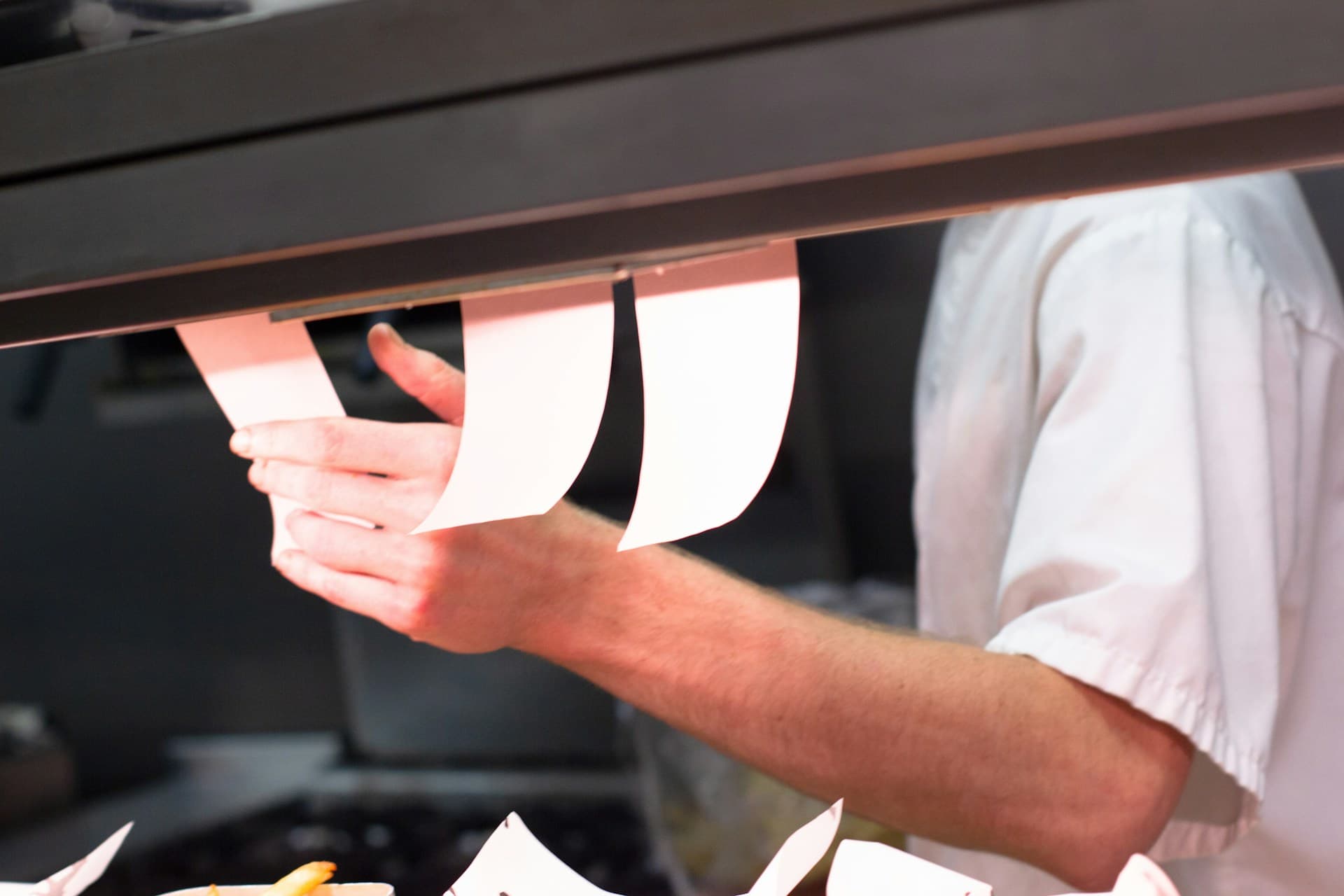 Equipo de restaurante usando control horario durante un servicio intenso